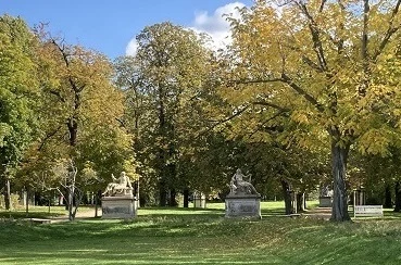 Blick in den Blüherpark Dresden mit 2 Skulpturen